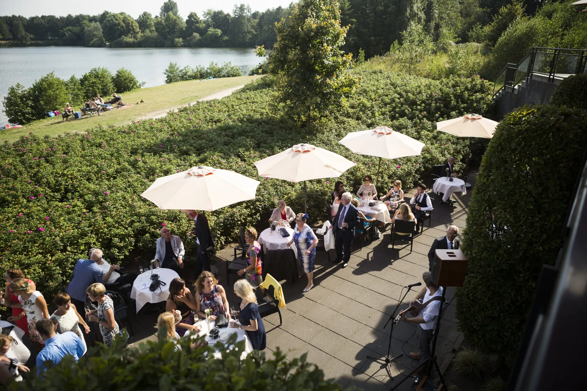 Gezelschap op het terras van Parkhotel Horst aan het meer