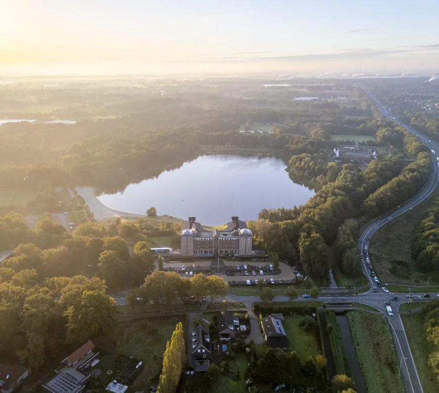 Parkhotel Horst by the lake, surrounded by greenery