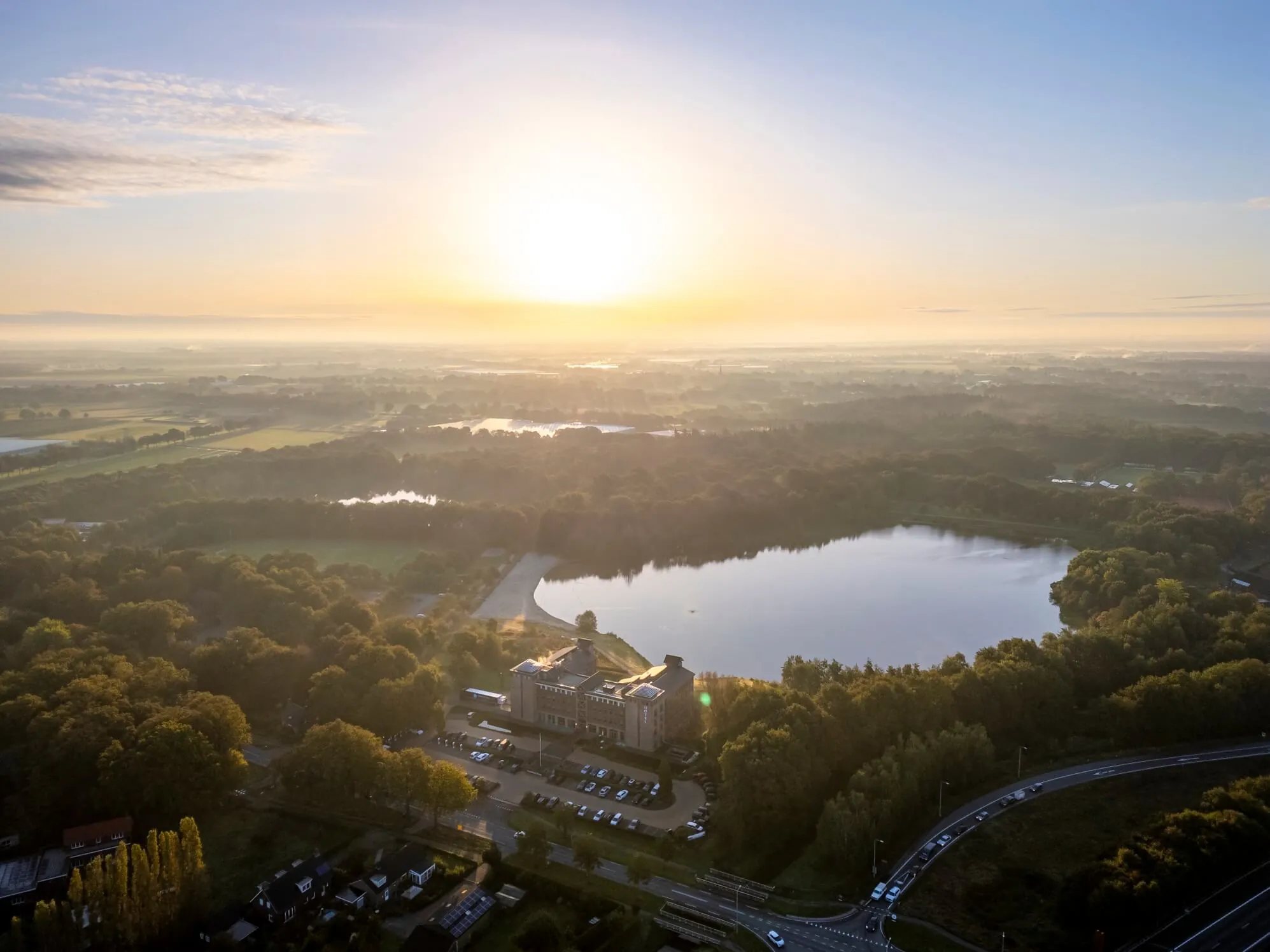 Parkhotel Horst bij zonsondergang