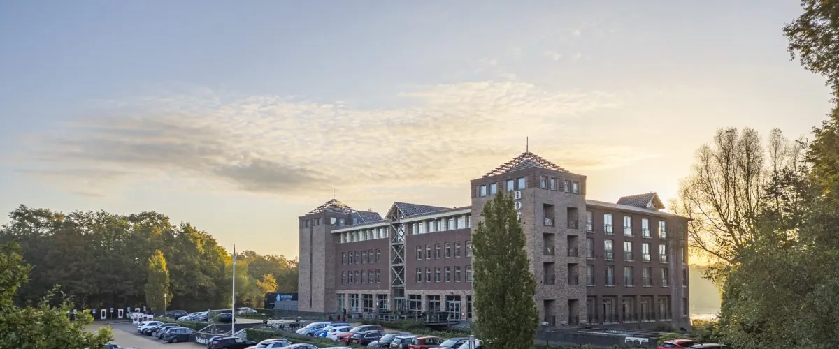 Car park in front of the entrance of Parkhotel Horst
