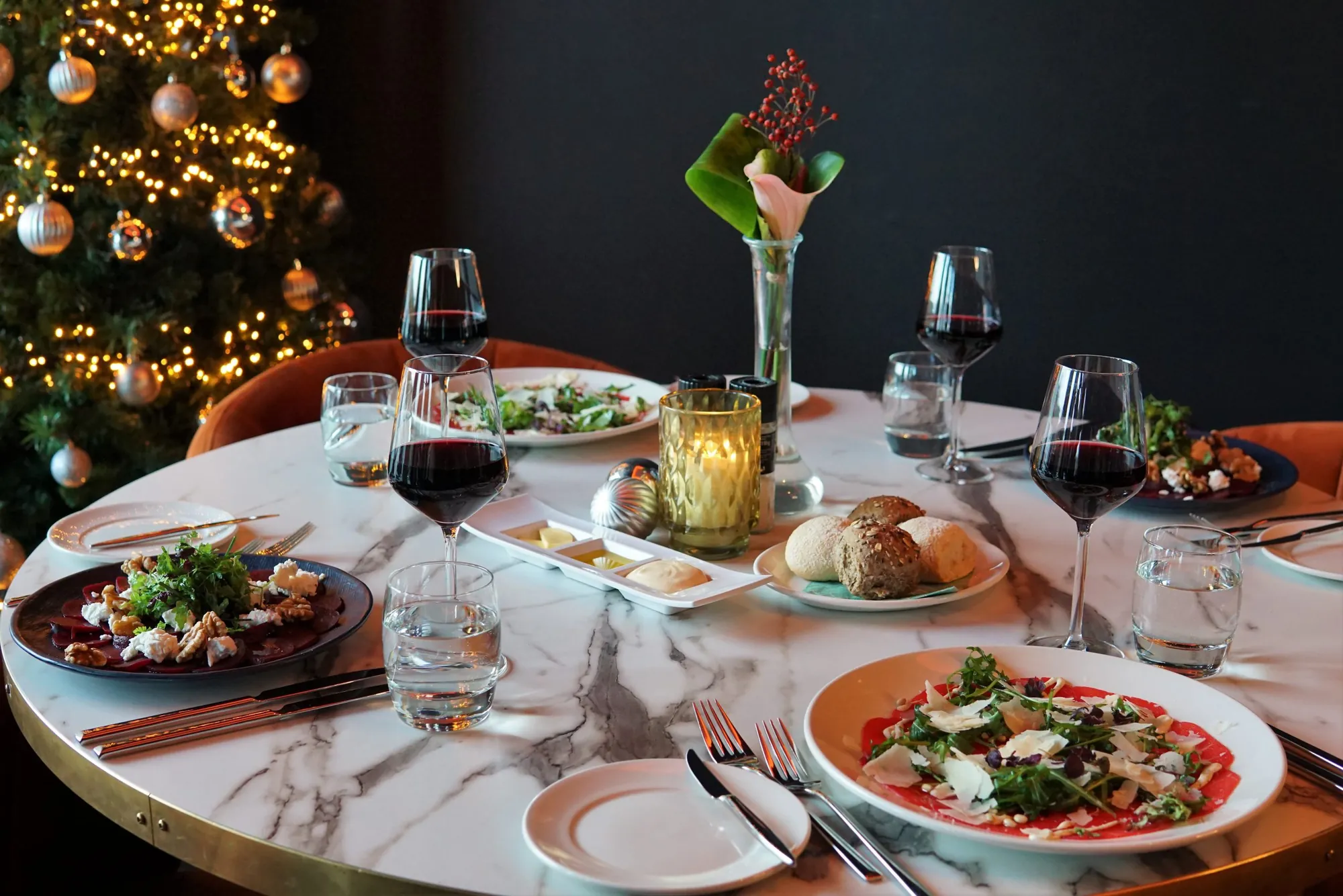 Feestelijk gedekte kersttafel in restaurant B&Oslash;FF