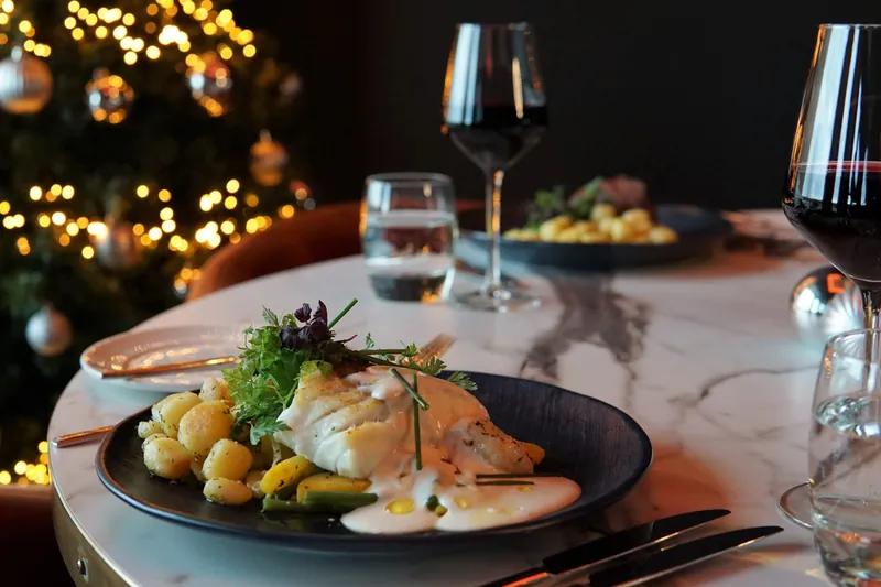 Feestelijk gedekte tafel in kerstsfeer
