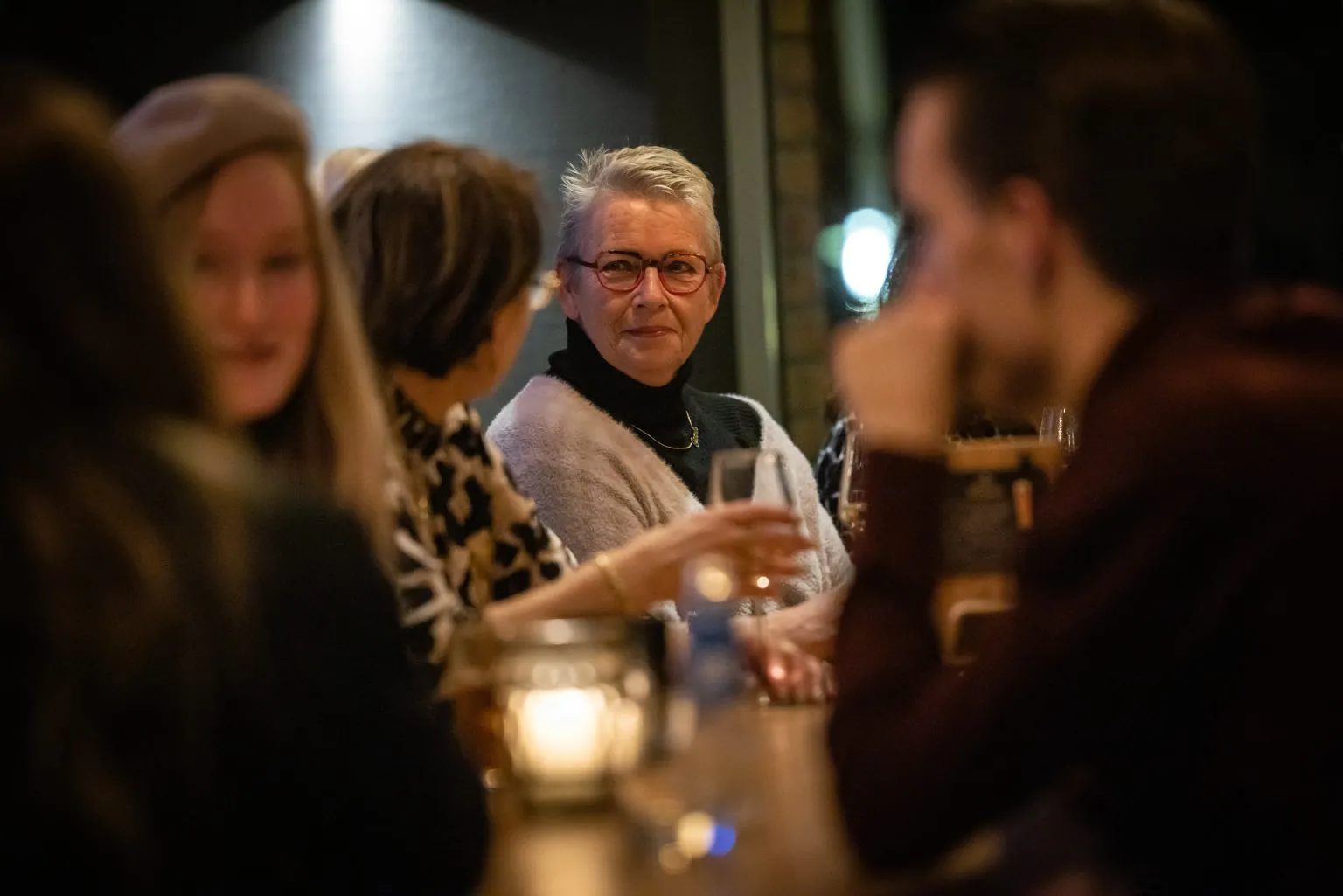 Gezelschap in de avond aan tafel bij Parkhotel Horst