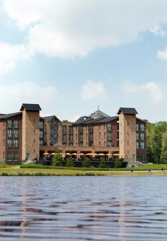 Das Parkhotel Horst am See, von der Wasserseite gesehen