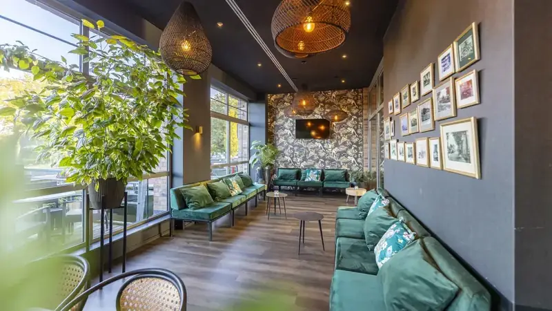 Hotelkamer met uitzicht over het meer