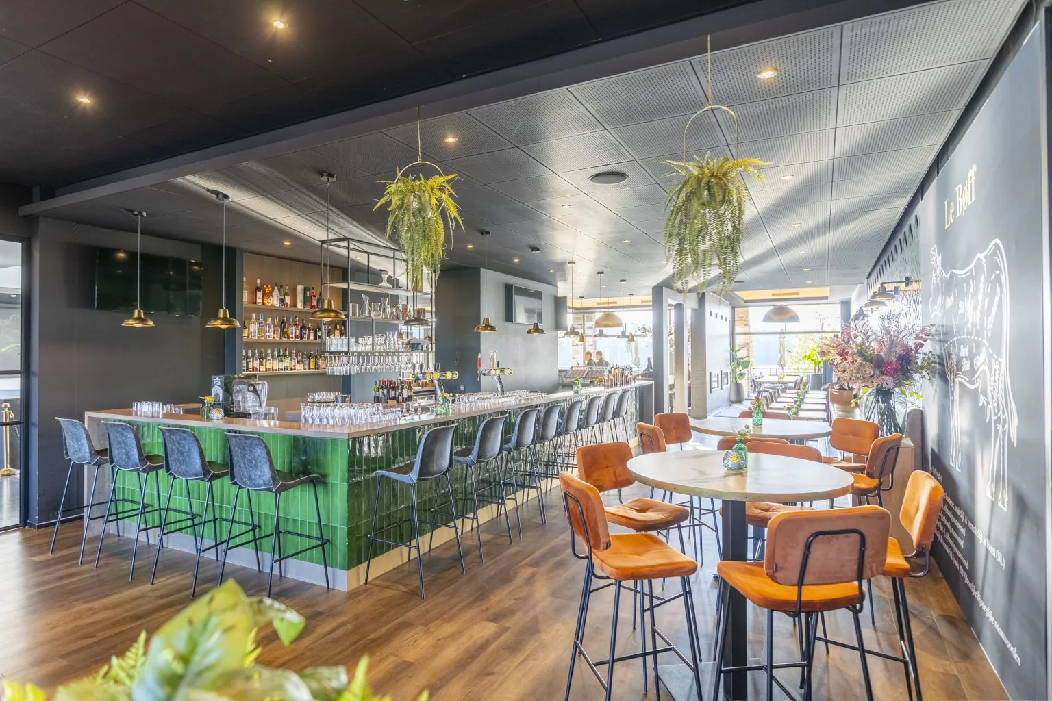 De bar van restaurant B&Oslash;FF in Parkhotel Horst