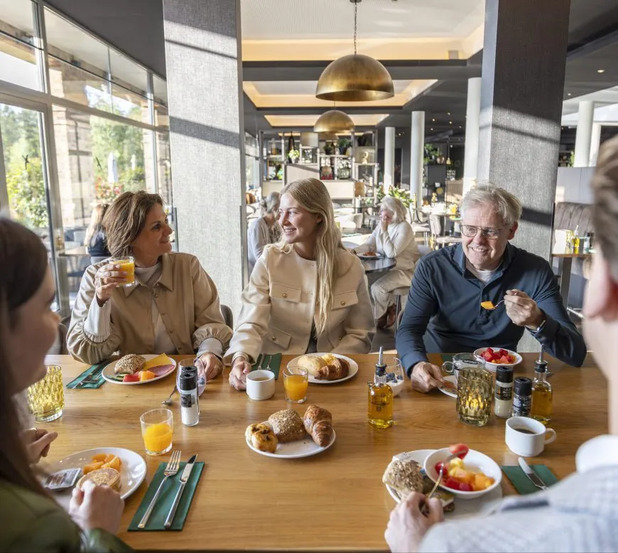 Gezelschap aan tafel in restaurant B&Oslash;FF van Parkhotel Horst