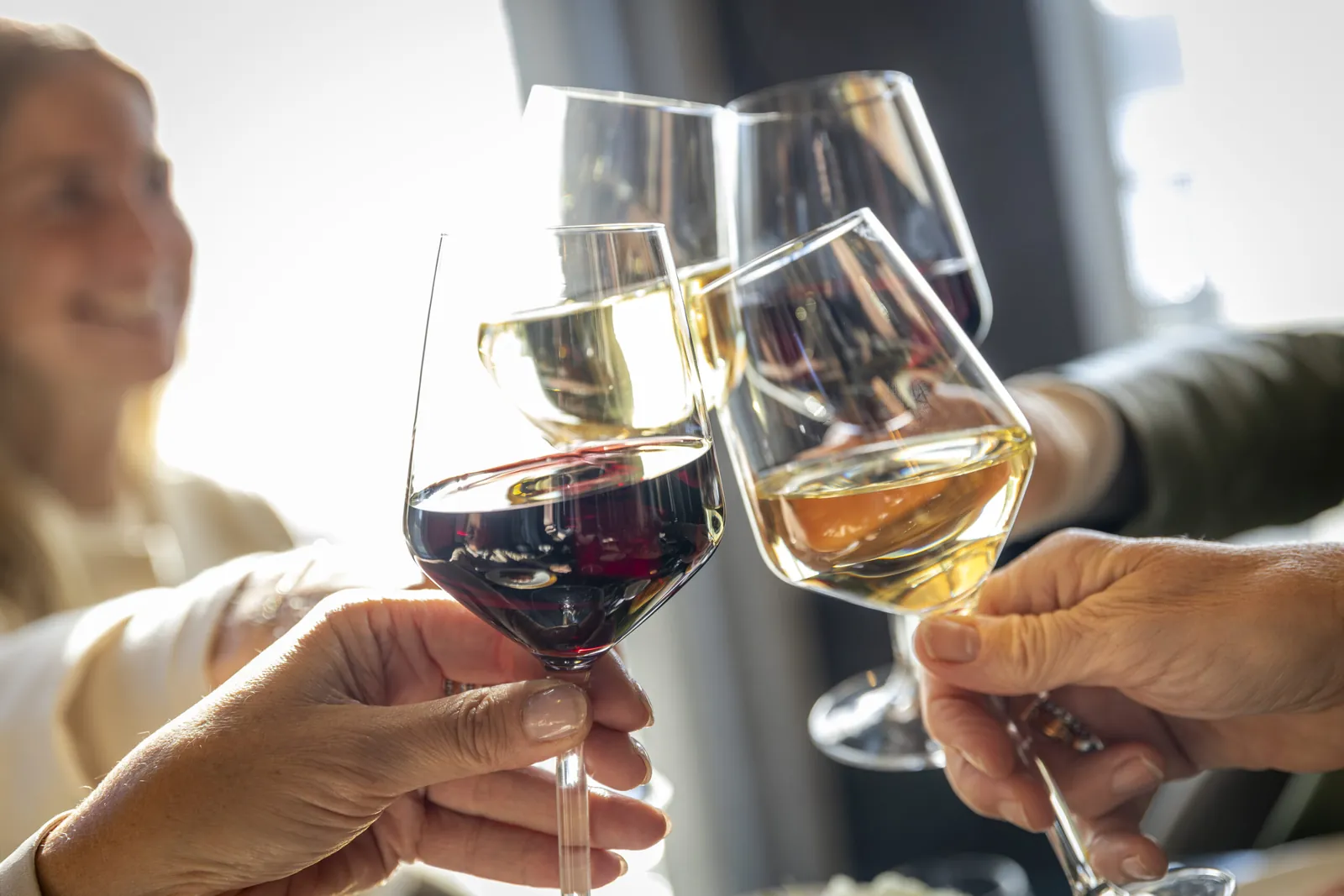 Proosten op het nieuwe jaar in restaurant BØFF
