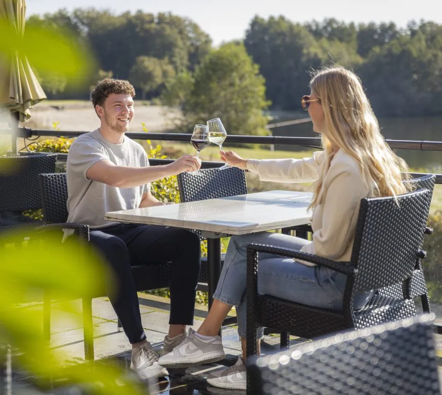 Terras aan het meer
