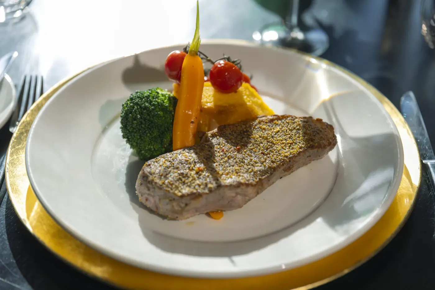 Hauptgericht des Restaurant BØFF auf einem goldenen Platzteller