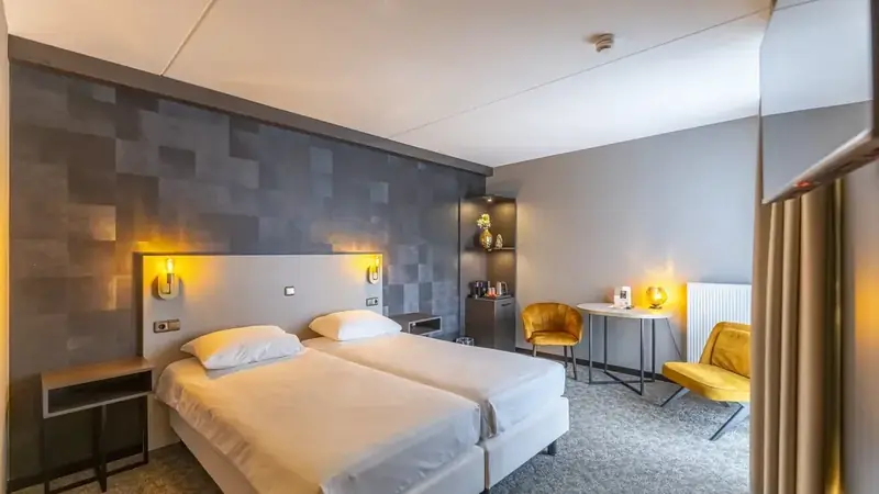 Ruime hotelkamer met zithoek