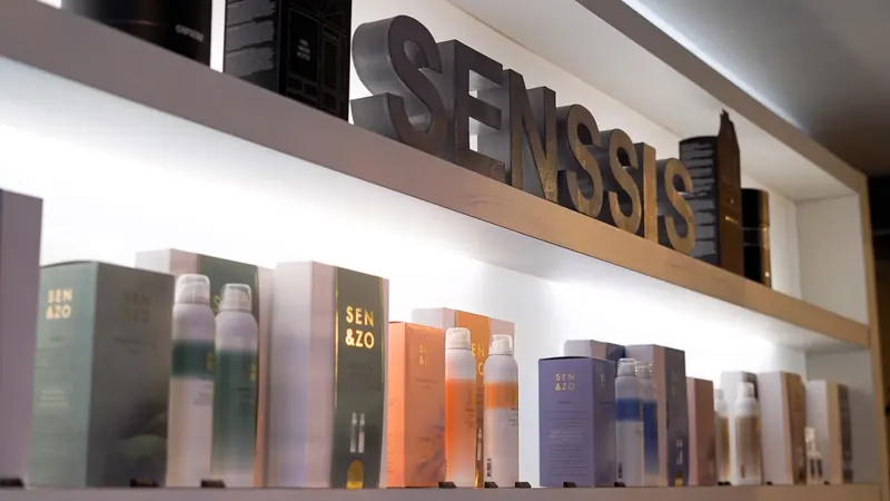 Verlicht schap met producten in de salon van Senssis