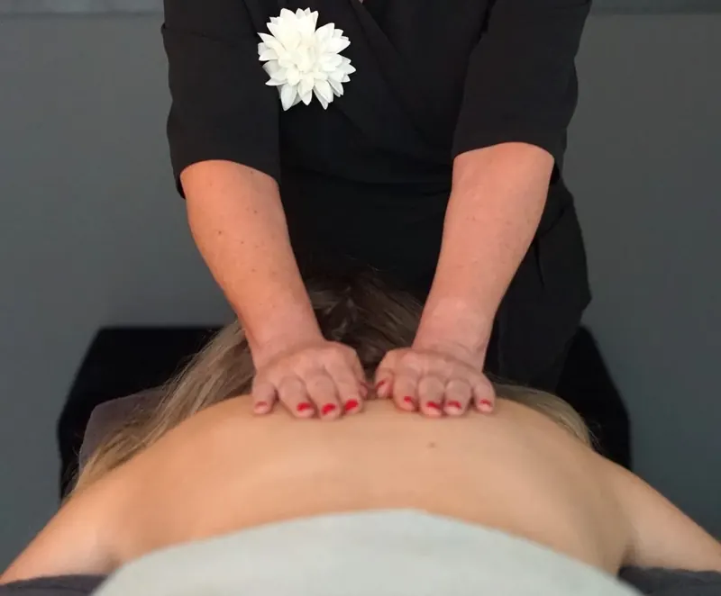 Rugmassage bij beautysalon Senssis