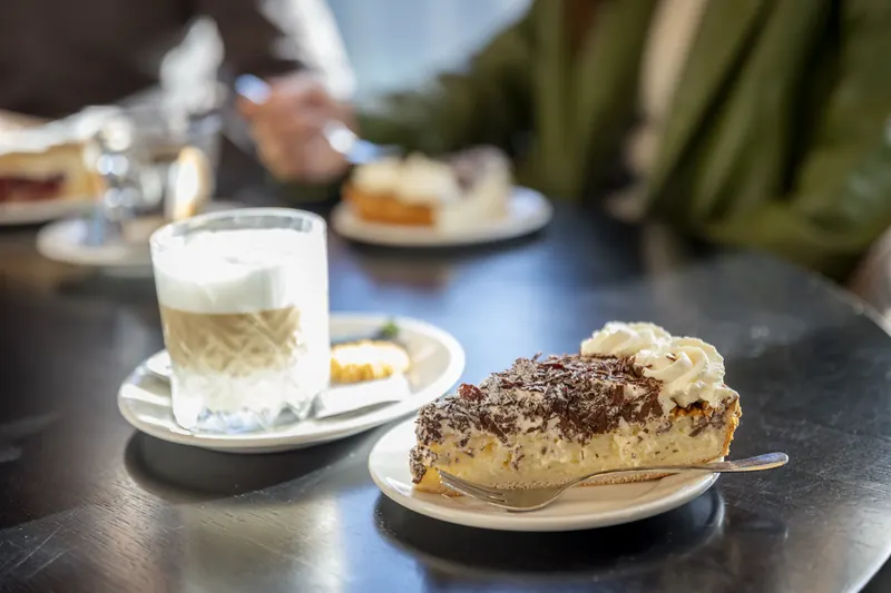 A latte macchiato with a slice of Limburg vlaai