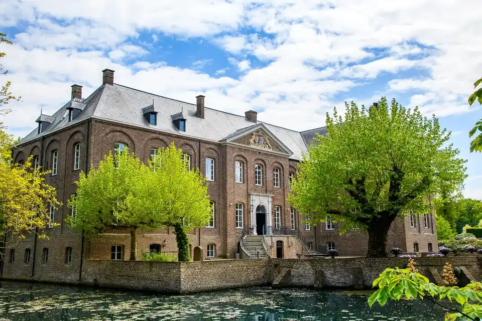 Kasteel Arcen in het voorjaar, gezien over de slotgracht