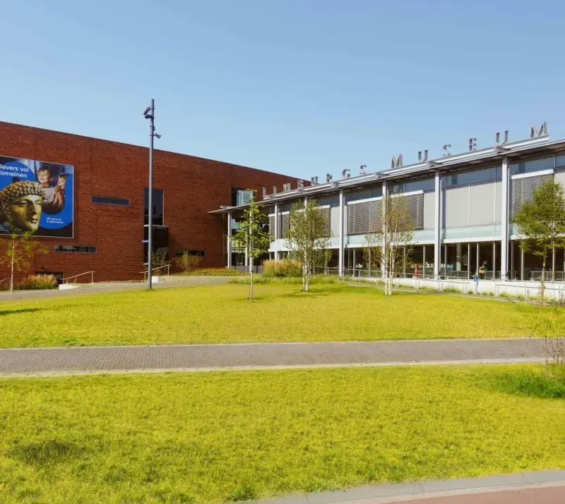 Het Limburgs Museum in Venlo, gezien vanaf het Julianapark