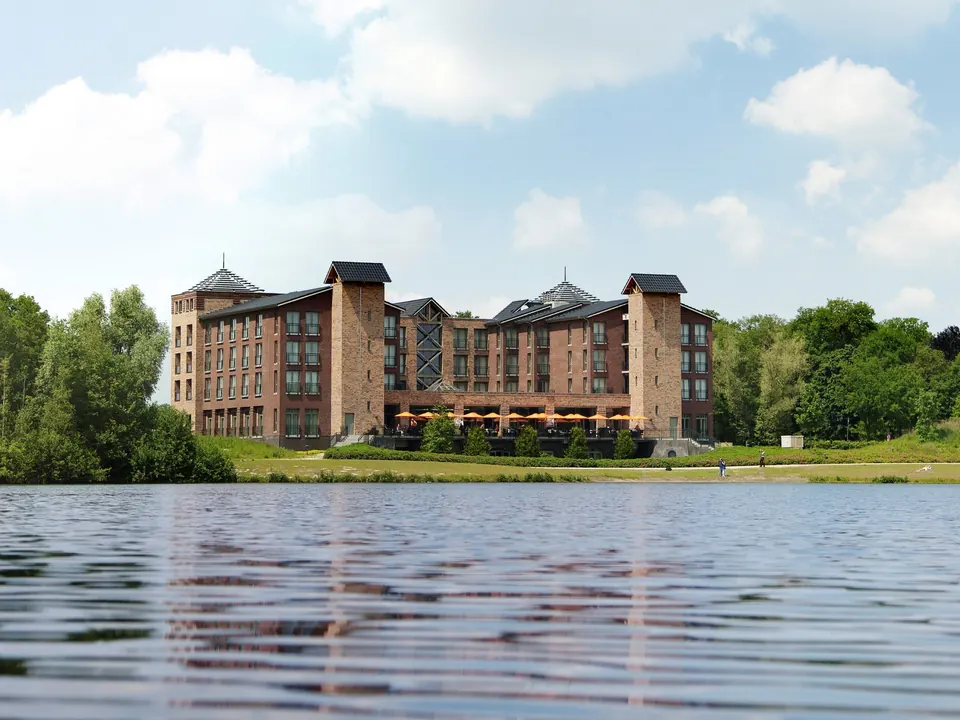 Parkhotel Horst seen across the lake