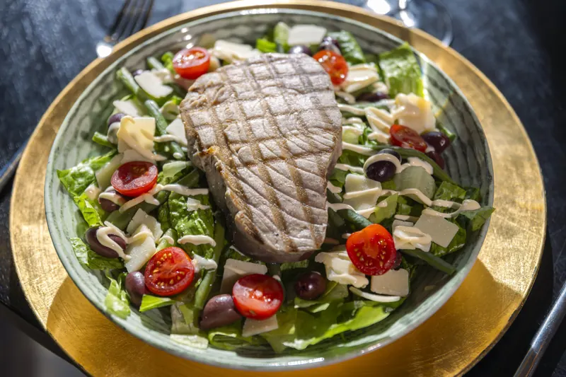 Salad with grilled tuna, olives and cherry tomatoes
