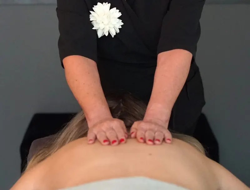 Back massage at beauty salon Senssis