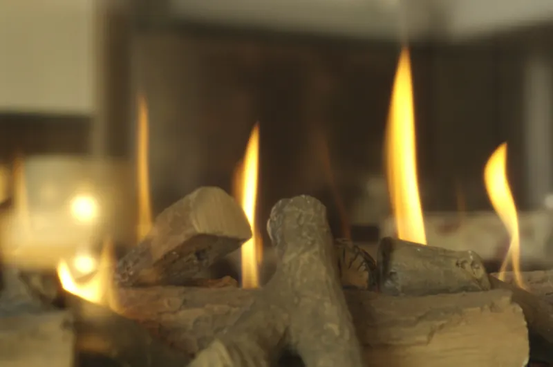 Brandend haardvuur met houtblokken