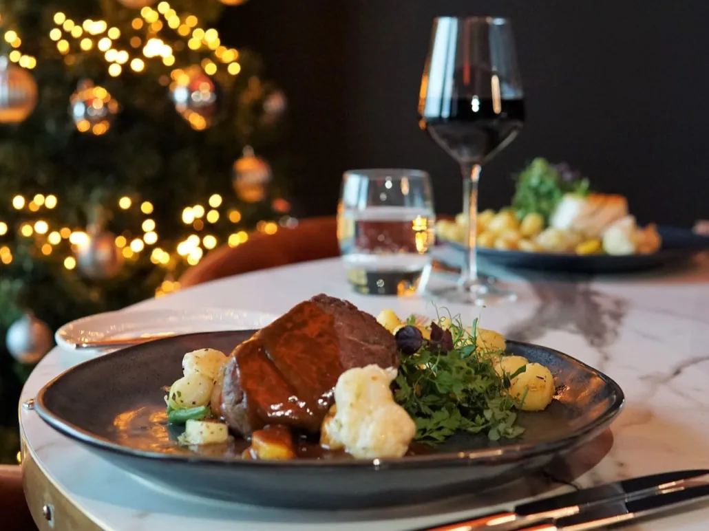 Feestelijk gedekte tafel in restaurant BØFF