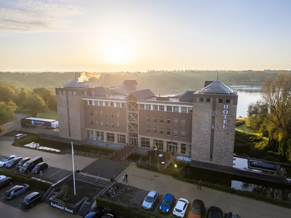 The front of Parkhotel Horst with the entrance and forecourt