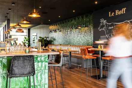Bar und Interieur des Restaurants BØFF