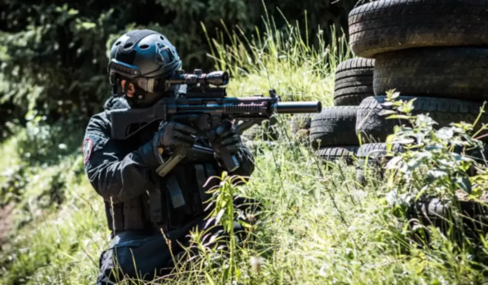 Spieler in voller Ausrüstung auf dem Feld von Airsoft Brothers