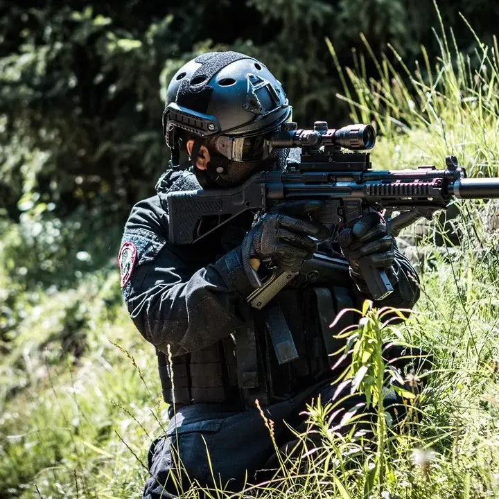 Spieler auf dem Feld von Airsoft Brothers