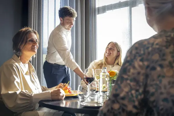 Das Abendessen wird im Restaurant BØFF am Tisch serviert