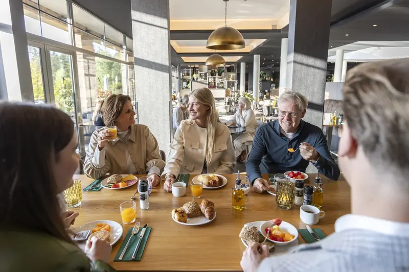 Gäste beim Frühstück im Restaurant des Parkhotel Horst