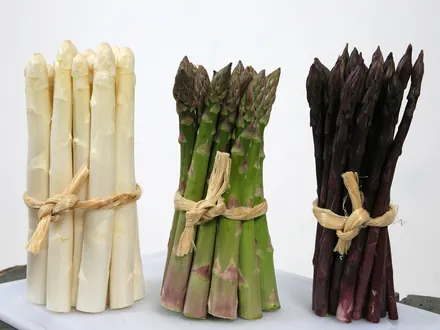 Drei Bund Spargel: weiß, grün und violett