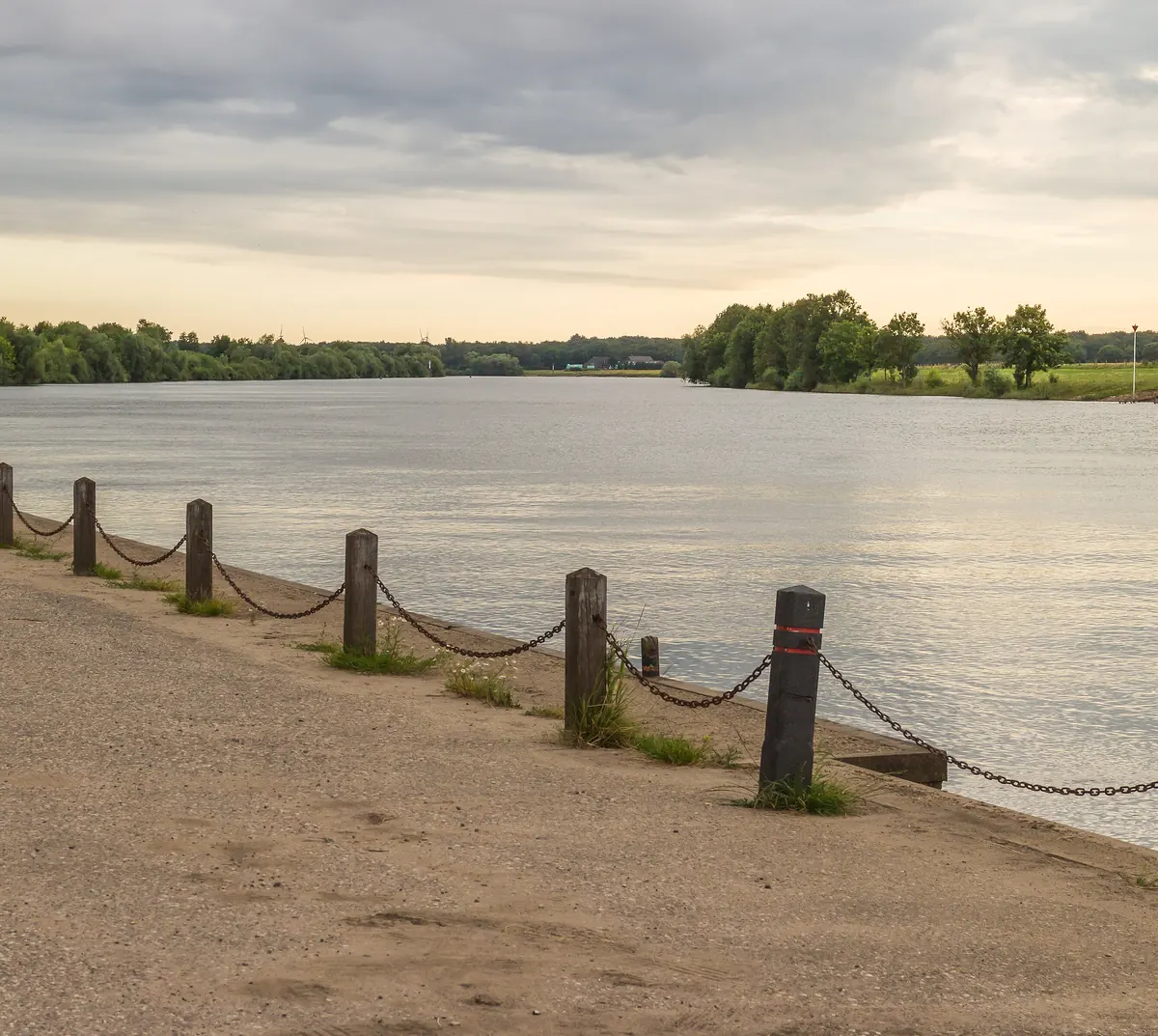 The quay on the Maas in Broekhuizen, on the Blueberry Route