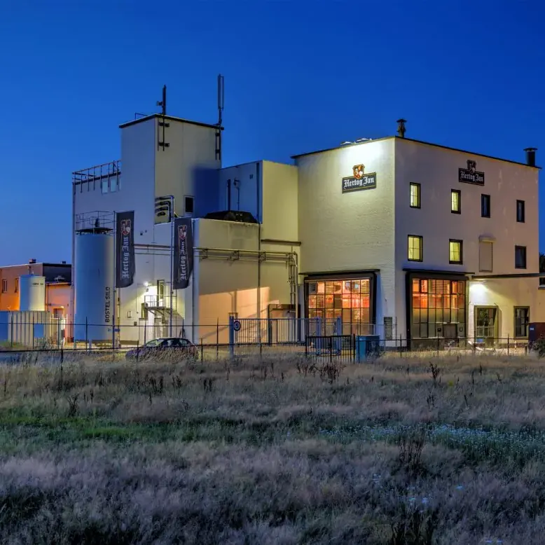 De Hertog Jan Brouwerij in de avond