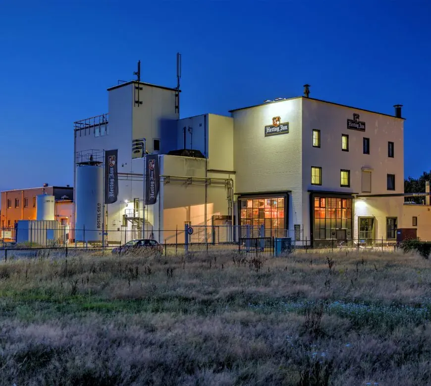 De Hertog Jan Brouwerij in de avond