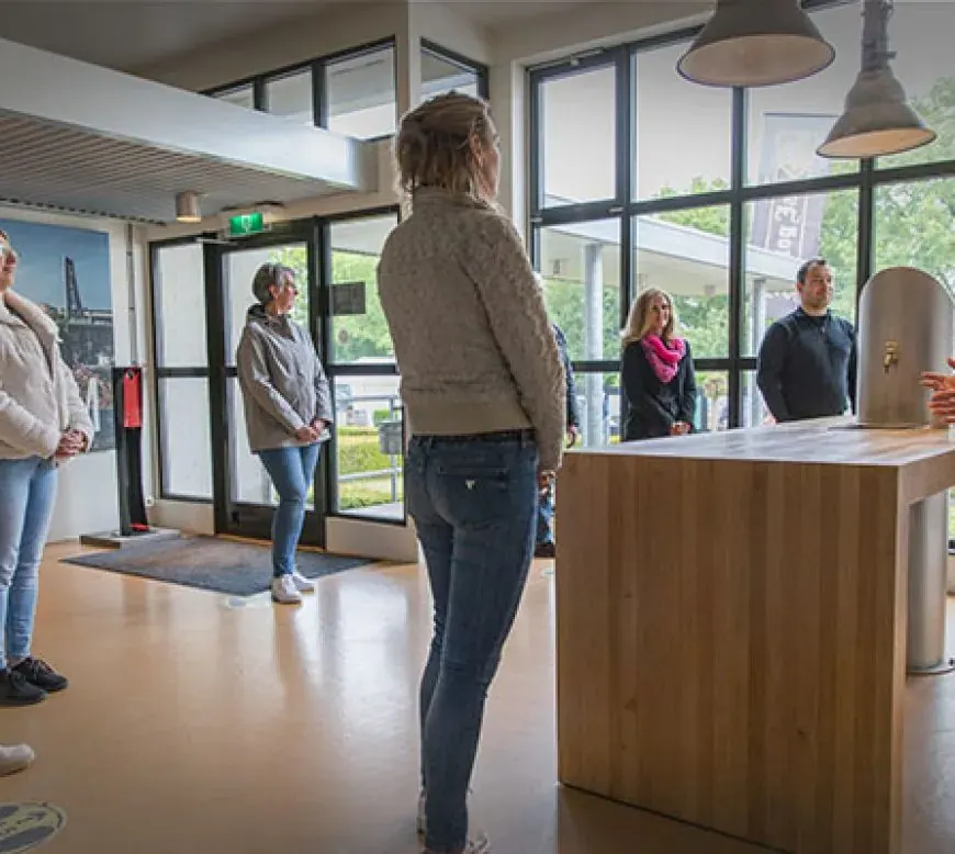 Bezoekers bij de ontvangst van de Hertog Jan Brouwerij