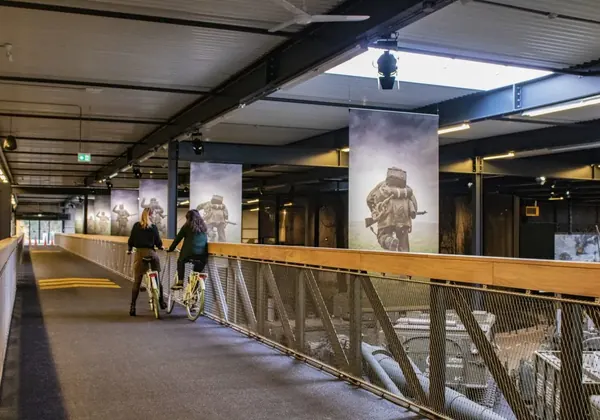 Radfahrer auf der Brücke durch das Kriegsmuseum Overloon