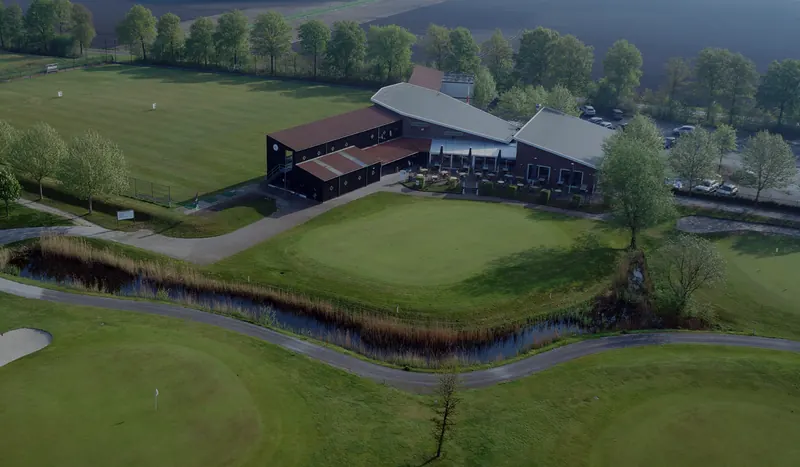 Clubhaus und Grün des Golfplatzes De Golfhorst in America, von oben gesehen