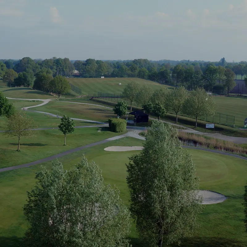 Fairway mit Bäumen auf dem Golfplatz De Golfhorst