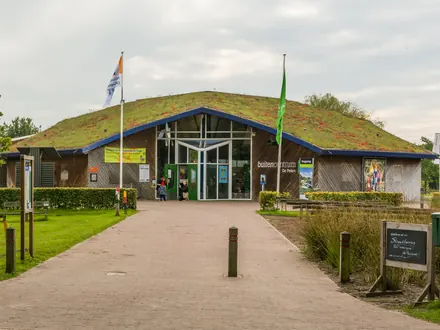 Besucherzentrum De Pelen in Ospel, mit Grasdach, am Rand von De Groote Peel
