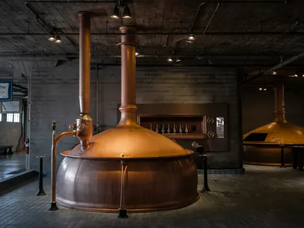 Koperen brouwketels in een oude brouwzaal