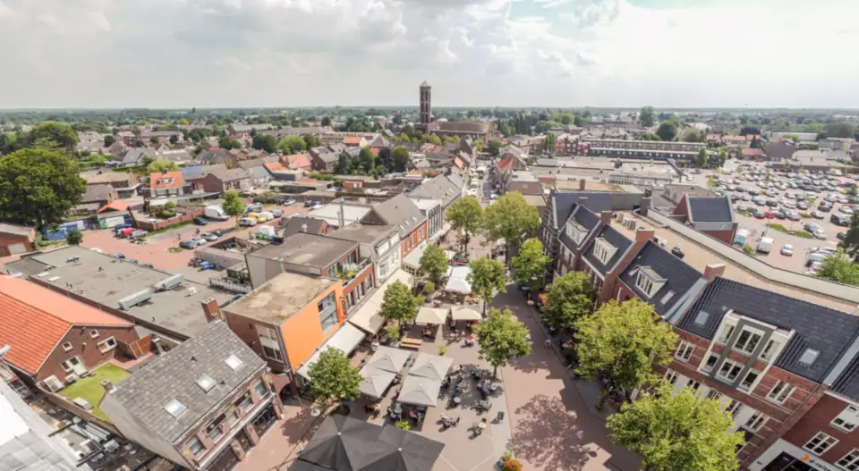 Das Zentrum von Horst von oben, mit Terrassen, Einkaufsstraßen und dem Turm der Sint-Lambertuskerk