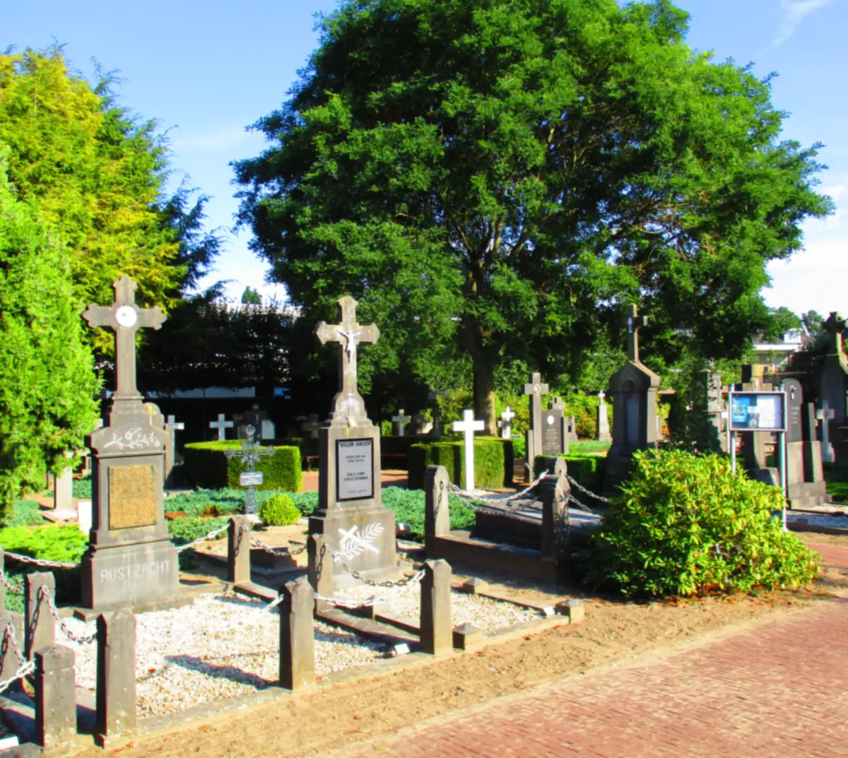 Alte Grabkreuze und ein großer Baum auf dem Oud Kerkhof an der Kloosterstraat in Horst