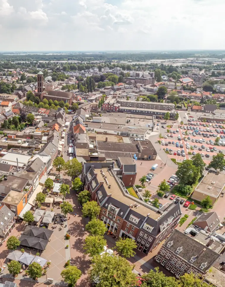 Das Zentrum von Horst von oben, mit der Sint-Lambertuskerk und der Einkaufsstraße mit Terrassen