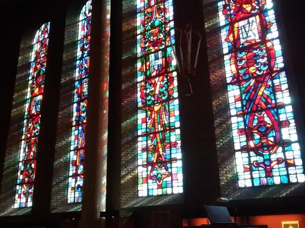 Hohe Glasfenster in der Sint-Lambertuskerk in Horst