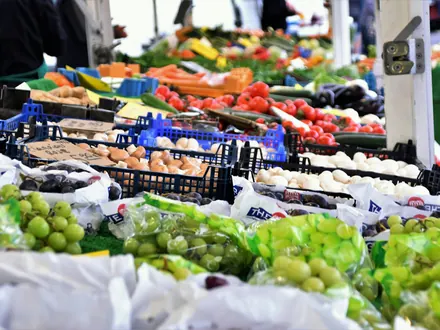 Marktstand voller Obst und Gemüse in Kisten