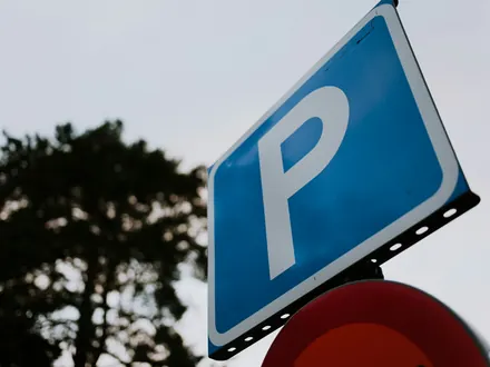 Blaues Parkschild mit einem weißen P
