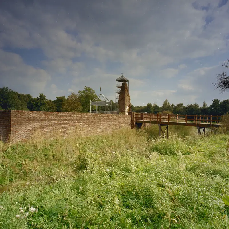 Die Ummauerung mit der hölzernen Zugangsbrücke zur Ruine von Schloss Huys ter Horst