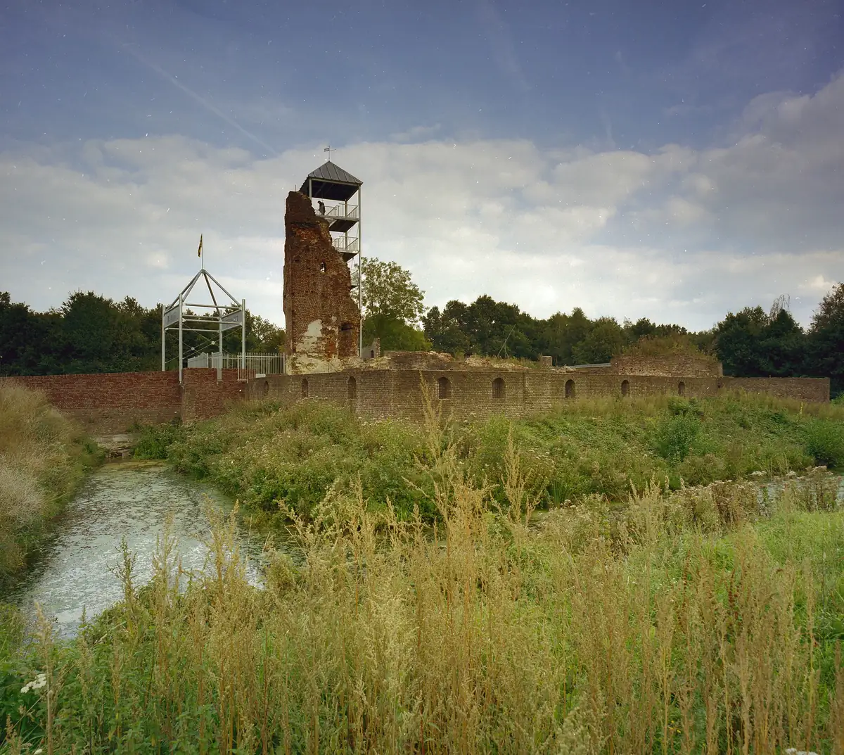 Der Graben um die Ruine, mit der Ummauerung, dem alten Wohnturm und dem Aussichtsturm