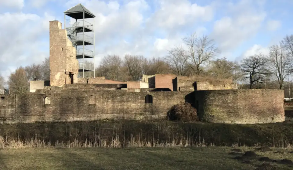 Die Ruine von Schloss Huys ter Horst mit dem alten Wohnturm und dem stählernen Aussichtsturm